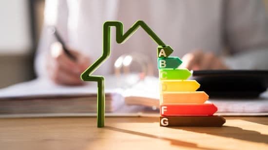 Energieeffizienz-Skala vor einem Hausmodell