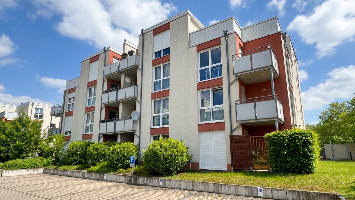 Modernes Mehrfamilienhaus mit Balkonen und Stellplätzen