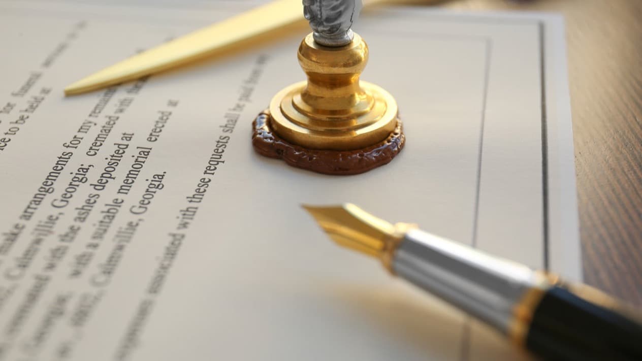 Notarielles Wachssiegel auf einem Immobilien-Kaufvertrag